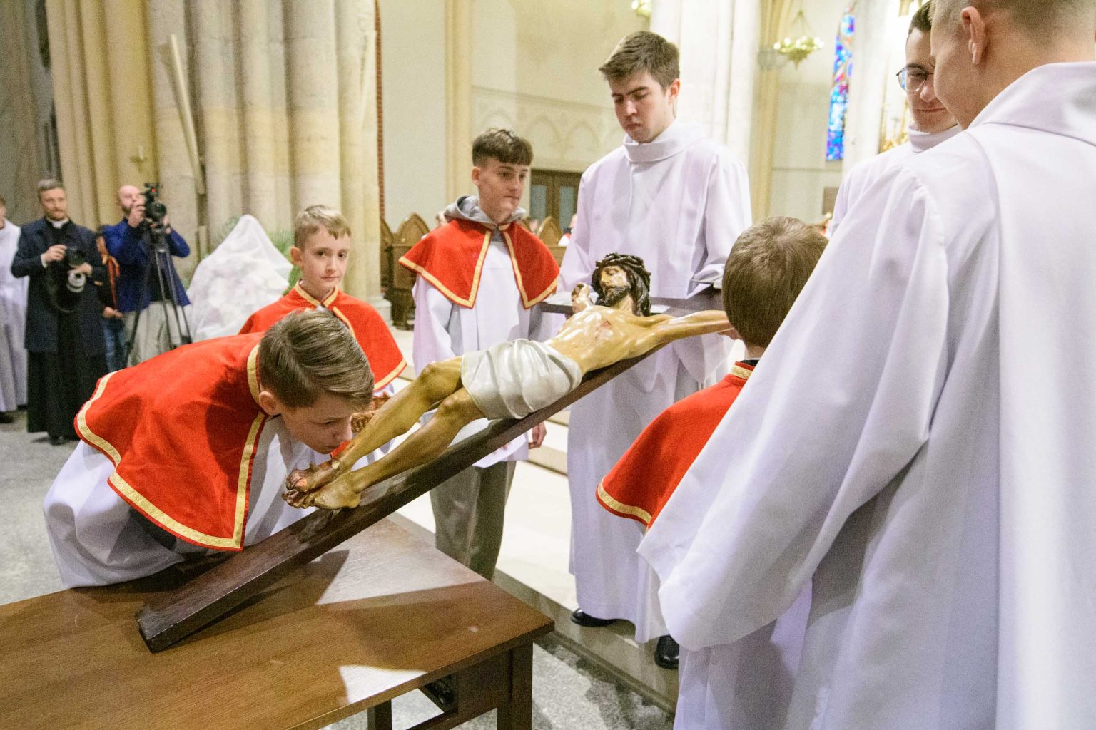 Liturga Męki Pańskiej z Kardynałem Krajewskim fot Sebastian Szwajkowski_5 Liturga Meki Panskiej z Kardynalem Krajewskim fot Sebastian Szwajkowski 5
