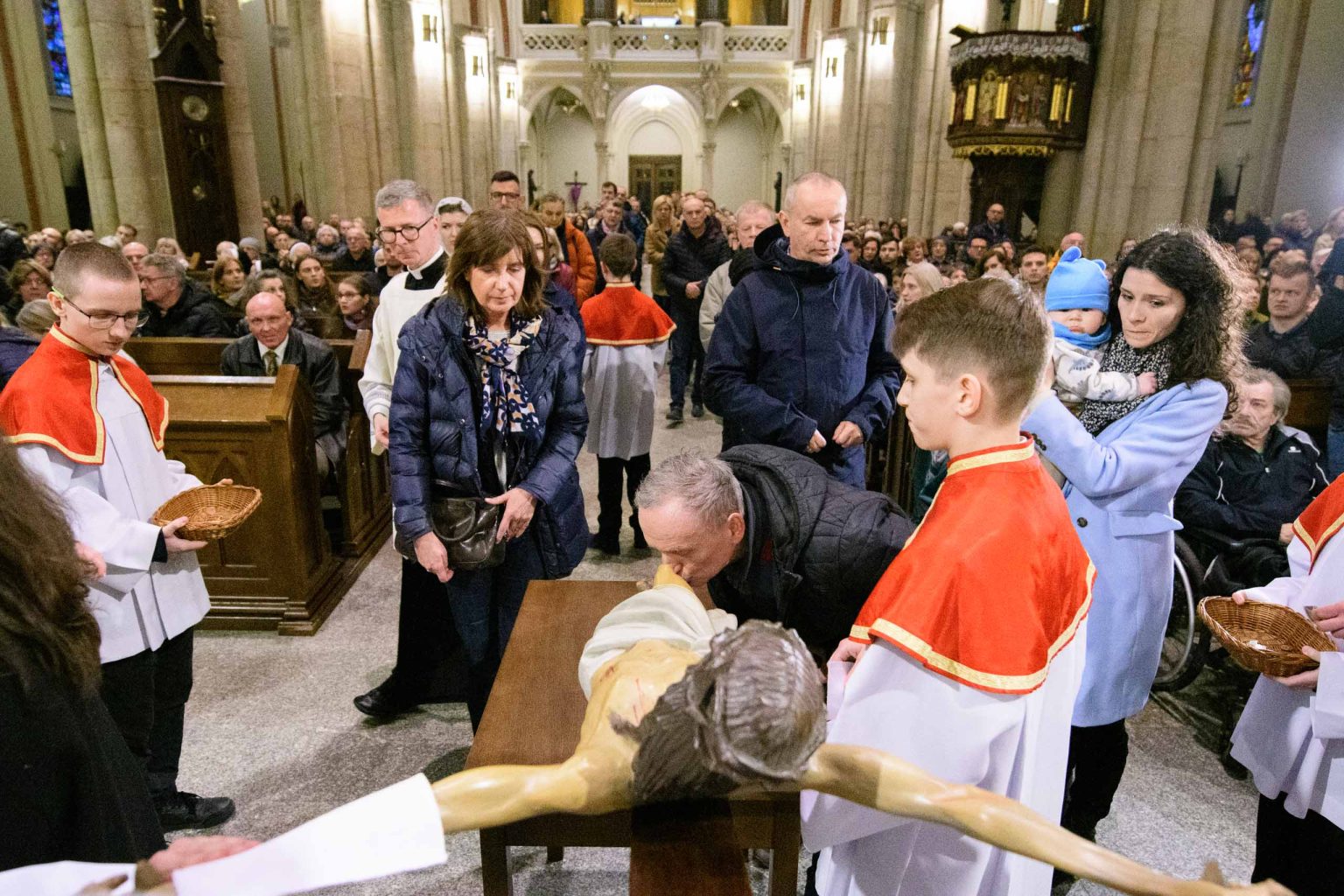 Liturga Męki Pańskiej z Kardynałem Krajewskim fot Sebastian Szwajkowski_7 Liturga Meki Panskiej z Kardynalem Krajewskim fot Sebastian Szwajkowski 7