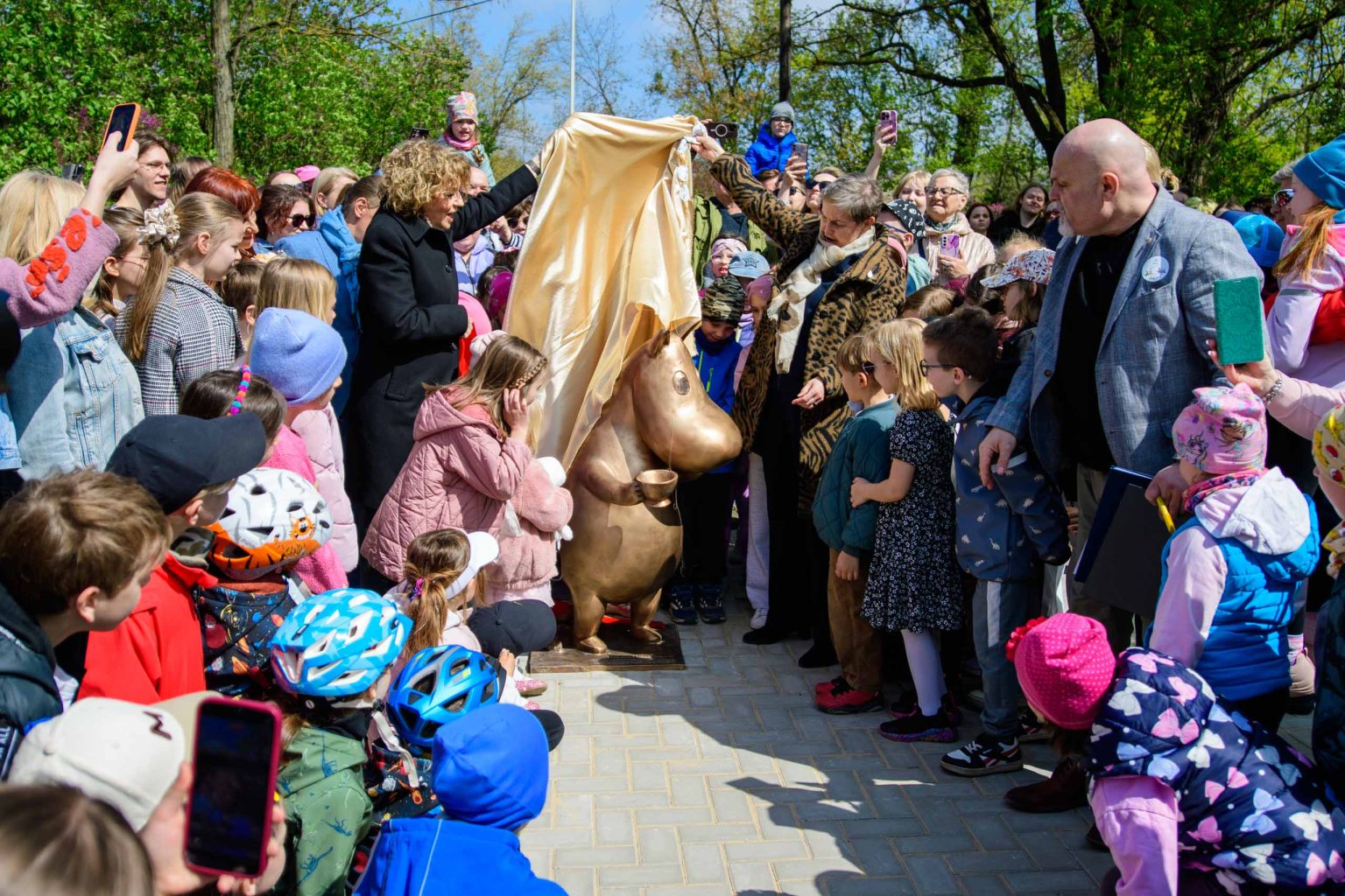 Odsloniecie Pomnika Muminka fot Sebastian Szwajkowski 1