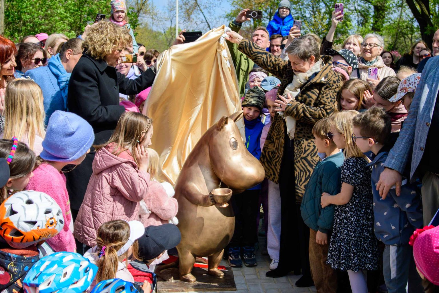 Odsloniecie Pomnika Muminka fot Sebastian Szwajkowski 2