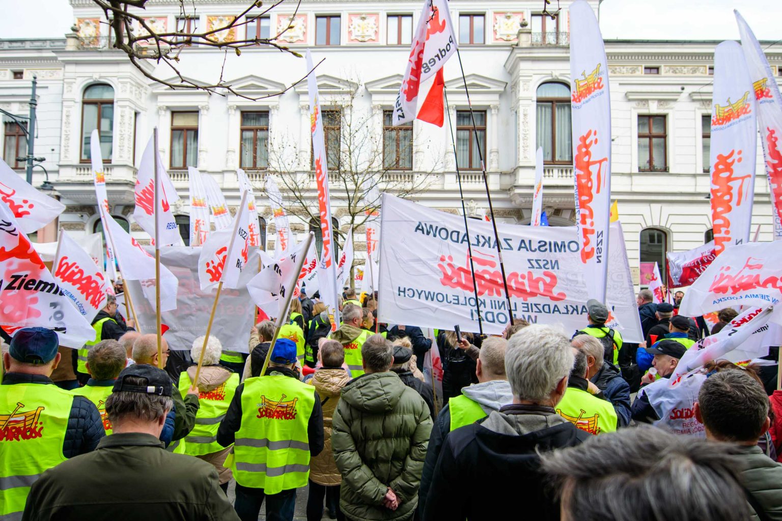 Protest Solidarności przed Urzędem Wojewódzkim fot Sebastian Szwajkowski Protest Solidarnosci przed Urzedem Wojewodzkim fot Sebastian Szwajkowski