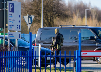 Strzały w fabryce na Nowym Józefowie. 42-latek trafił w ręce policji [ZDJĘCIA]