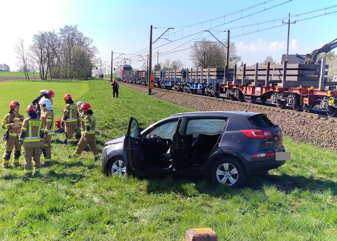 Zderzenie pociągu towarowego z samochodem osobowym. Są ranni 1 Zderzenie pociągu towarowego z samochodem osobowym, fot. Straż