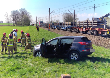 Zderzenie pociągu towarowego z samochodem osobowym, fot. Straż