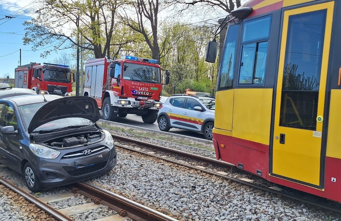 Zderzenie tramwaju z samochodem osobowym. Jedna osoba ranna
