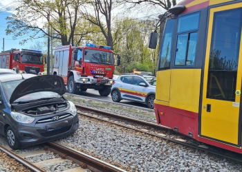 Zderzenie tramwaju z samochodem osobowym. Jedna osoba ranna