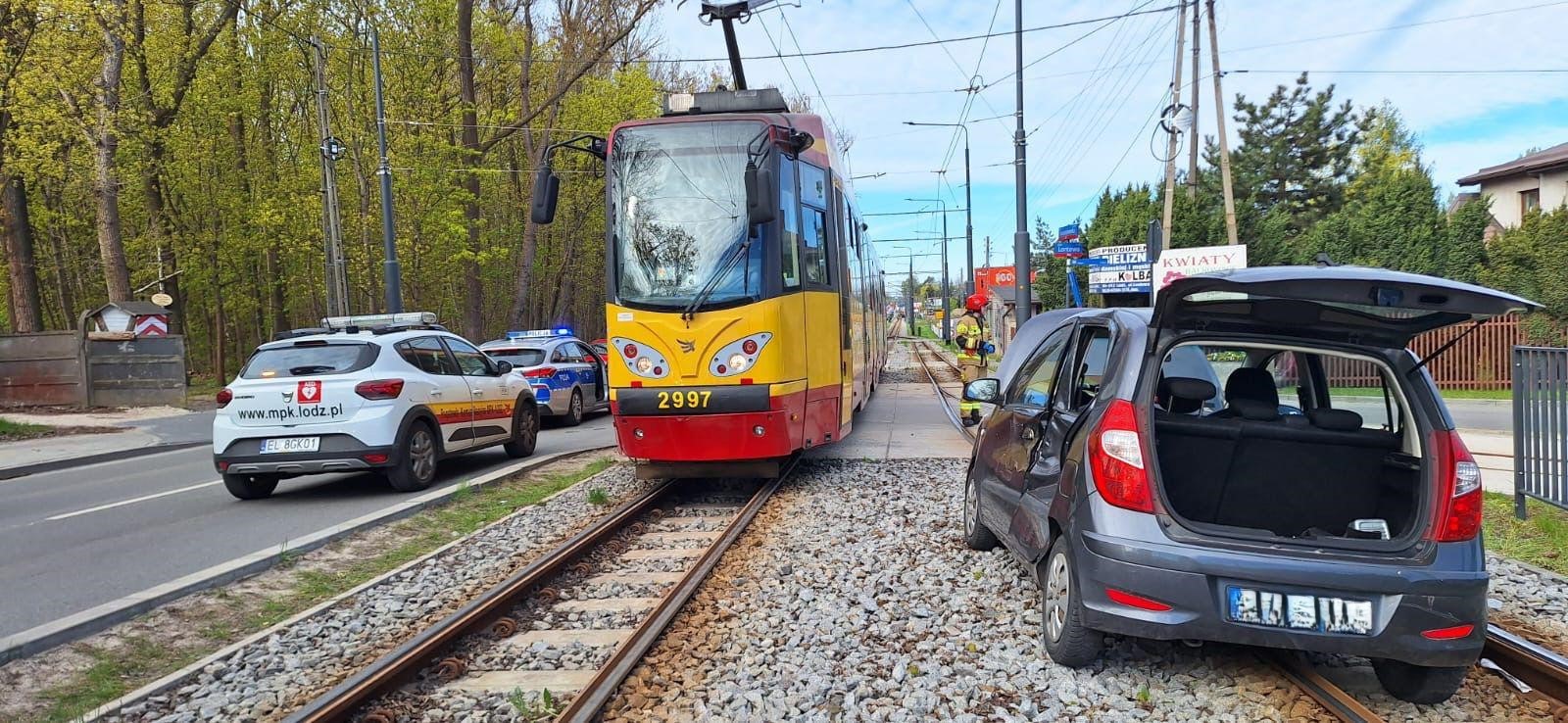 Zderzenie tramwaju z samochodem osobowym. Jedna osoba ranna