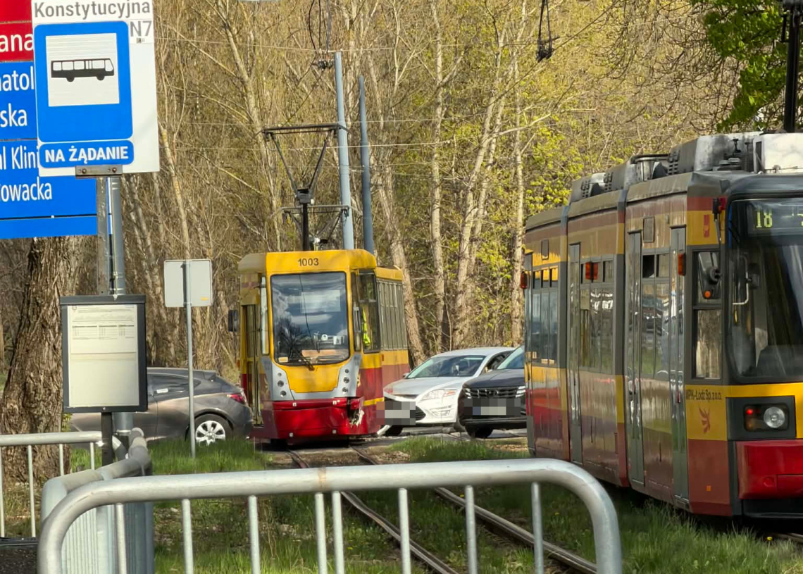 Samochód wjechał w tramwaj przy Pomorskiej. Utrudnienia w ruchu 1 Samochód wjechał w tramwaj przy Pomorskiej. Utrudnienia w ruchu
