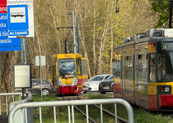 Samochód wjechał w tramwaj przy Pomorskiej. Utrudnienia w ruchu