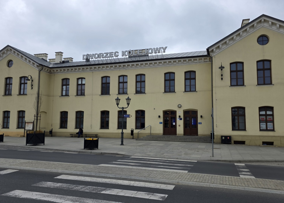 Mniej pociągów z Piotrkowa Trybunalskiego. „Znalazł się na peryferiach komunikacyjnych...”