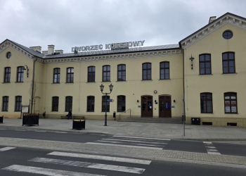 Mniej pociągów z Piotrkowa Trybunalskiego. „Znalazł się na peryferiach komunikacyjnych...”