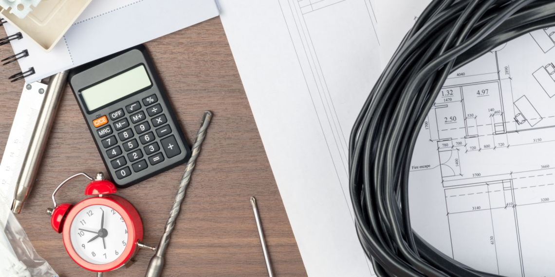 Elektryk czy elektronik? Porównujemy zarobki i ścieżki kariery w nowoczesnym przemyśl 1 Elektryk czy elektronik? Porównujemy zarobki i ścieżki kariery w nowoczesnym przemyśle