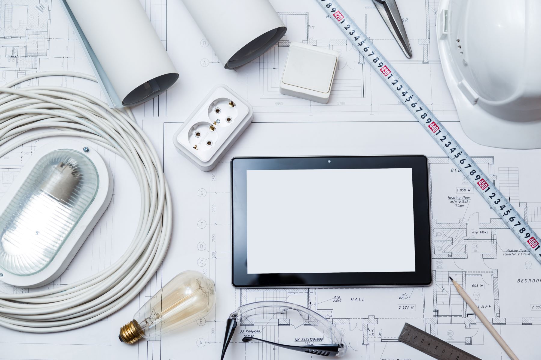 Elektryk czy elektronik? Porównujemy zarobki i ścieżki kariery w nowoczesnym przemyśl 2 Elektryk czy elektronik? Porównujemy zarobki i ścieżki kariery w nowoczesnym przemyśle