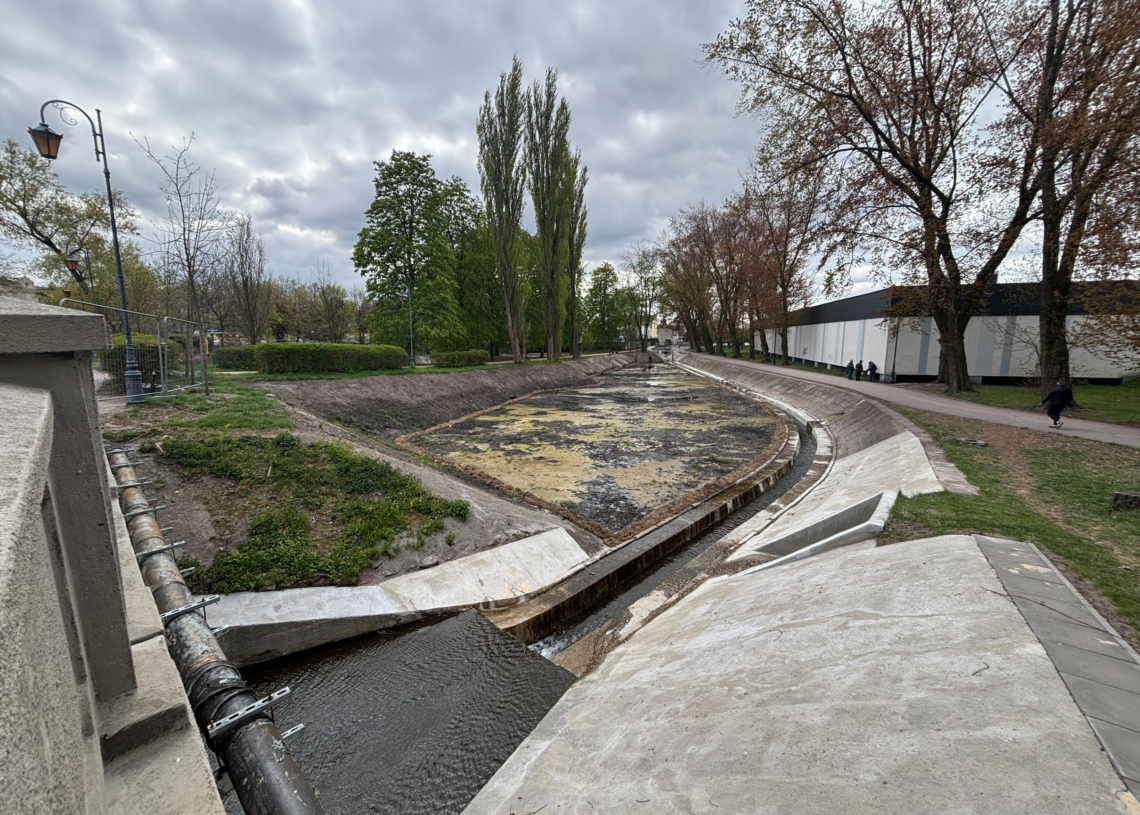 Zgierz walczy z suszą. Zbiornik retencyjny w parku miejskim prawie gotowy