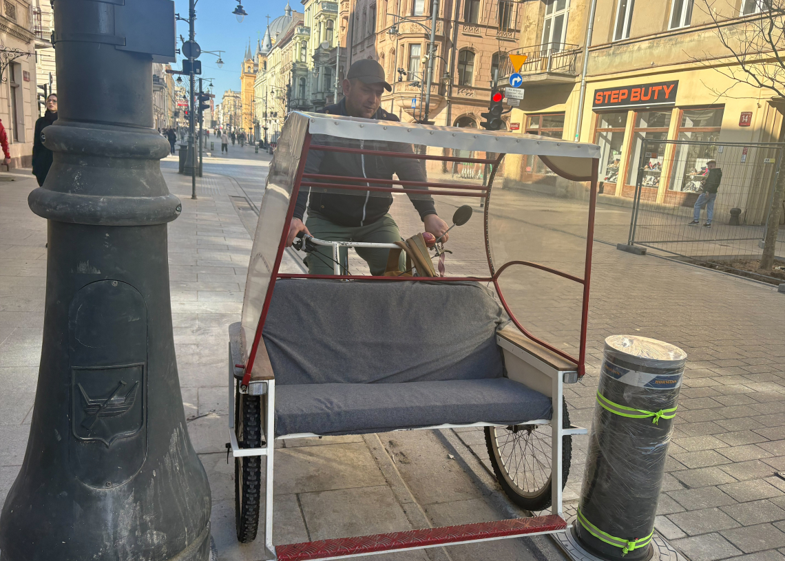 Słupki na Piotrkowskiej to problem dla... rikszarzy. Ich pojazdy się nie mieszczą, fot. K. Józefowicz
