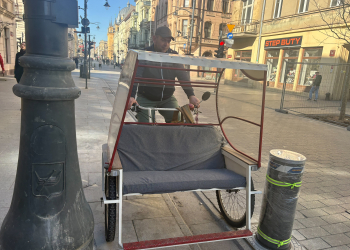 Słupki na Piotrkowskiej to problem dla... rikszarzy. Ich pojazdy się nie mieszczą, fot. K. Józefowicz