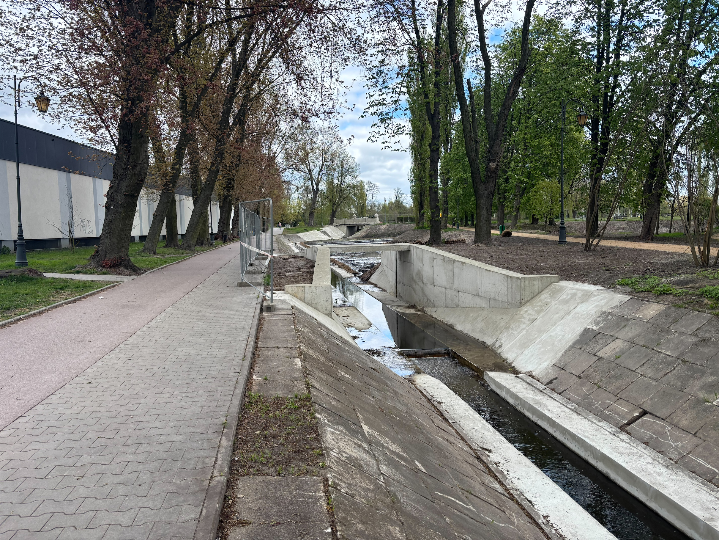 Zgierz walczy z suszą. Zbiornik retencyjny w parku miejskim prawie gotowy