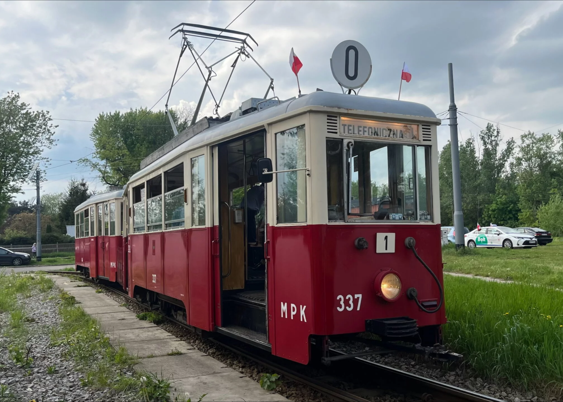 Historyczne tramwaje i autobusy na ulicach Łodzi. Startują Łódzkie Linie Turystyczne