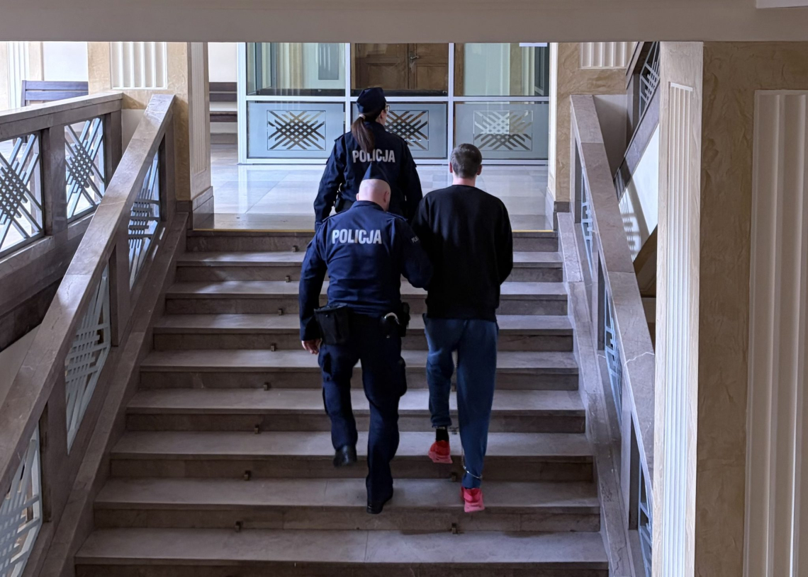 Bił swoją ofiarę butelką, łopatą, nożycami do metalu. Sąd skazał go na 22 lata więzienia 1 22 lata więzienia za brutalne pobicie w pustostanie, fot. J. Karp
