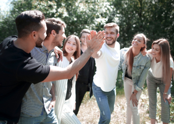 Jak zaplanować team building w plenerze? Pomysły, które angażują i nie kończą się na grillu