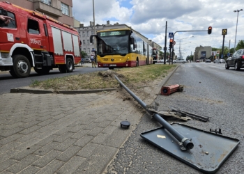 Wstrzymano ruch na ulicy Kopcińskiego. Wypadek autobusu miejskiego z autem osobowym [ZDJĘCIA]