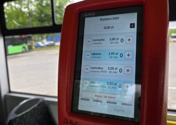 Nowe biletomaty w piotrkowskich autobusach. Za przejazd można płacić kartą lub telefonem