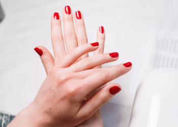 Akcesoria do manicure dla początkujących. Po jakie produkty sięgają mieszkanki Łodzi?