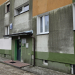 "Koci problem" w jednym z piotrkowskich bloków. Mieszkańcy skarżą się na nieprzyjemny zapach