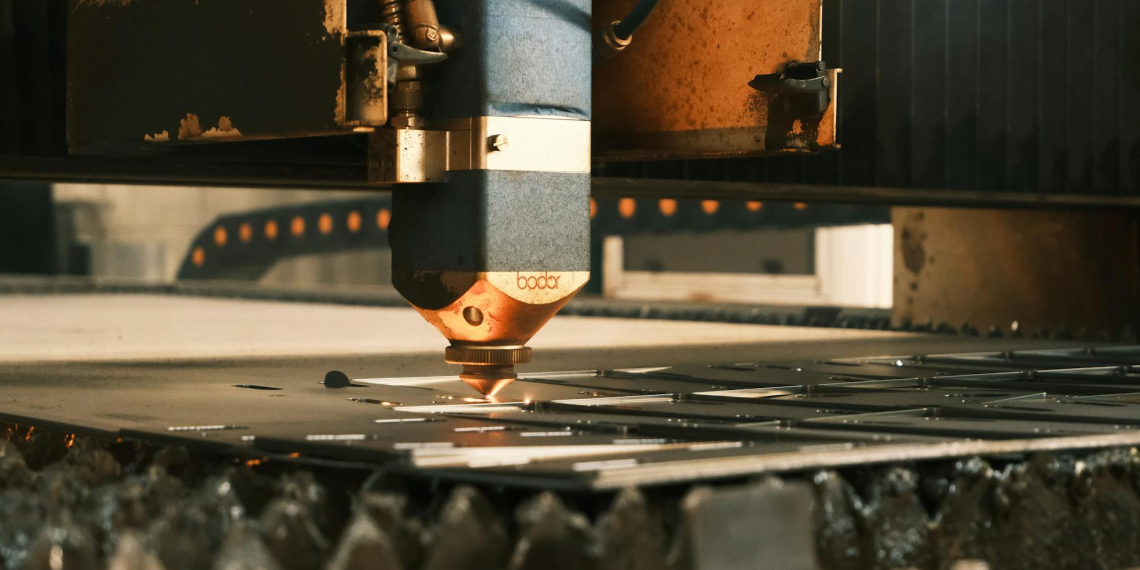 Straty materiału przy cięciu metalu – jak oszczędzić surowiec?