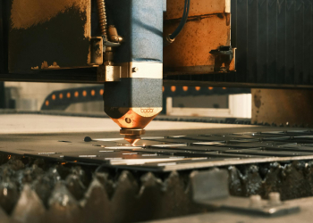 Straty materiału przy cięciu metalu – jak oszczędzić surowiec?