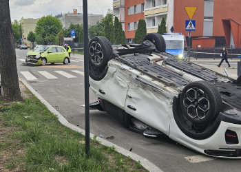 Dachowanie w centrum Łodzi. Cztery osoby trafiły do szpitala