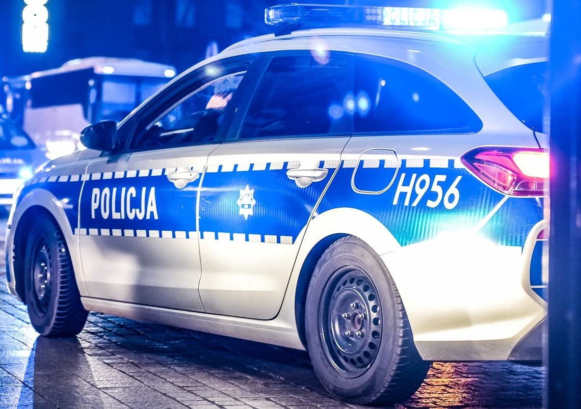 Dwie osoby nie żyją w mieszkaniu w Kutnie. Policjanci weszli do środka siłą