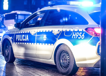 Dwie osoby nie żyją w mieszkaniu w Kutnie. Policjanci weszli do środka siłą