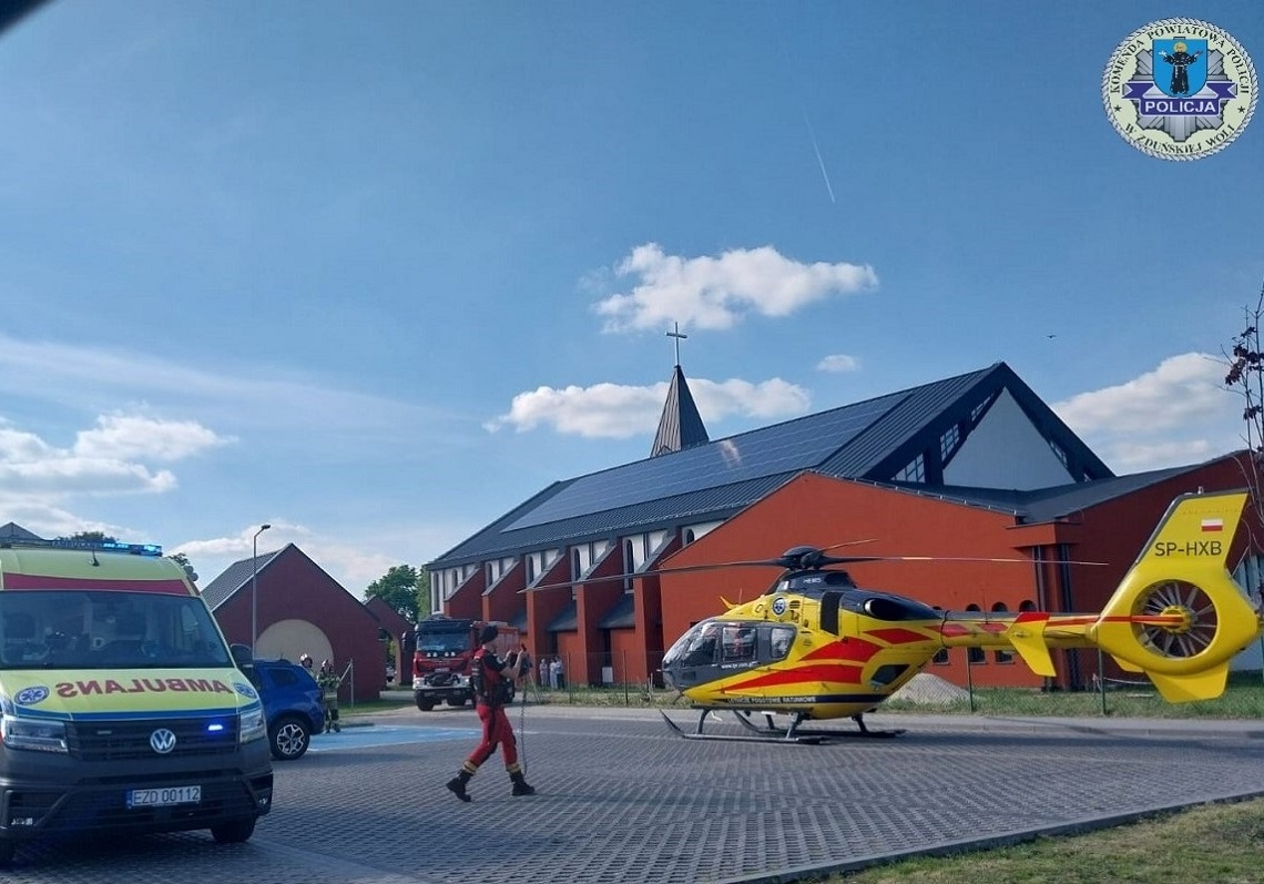 Groźny wypadek na hulajnodze w Zduńskiej Woli. 15-letni chłopiec w ciężkim stanie został zabrany śmigłowcem LPR 1 Groźny wypadek na hulajnodze w Zduńskiej Woli. 15-letni chłopiec w ciężkim stanie został zabrany śmigłowcem LPR