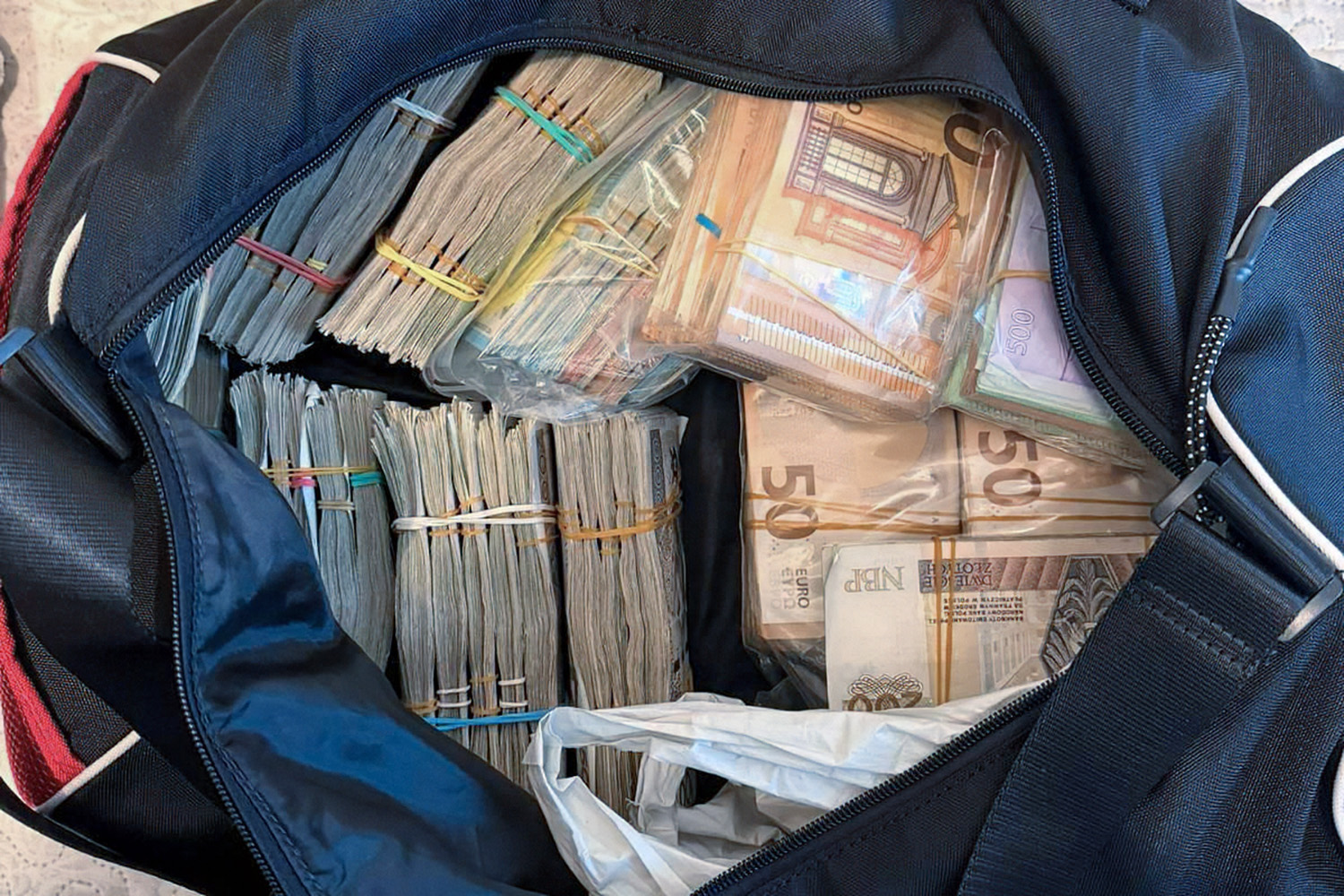 CBŚP zlikwidowało laboratorium klefedronu w powiecie kutnowskim. Zatrzymano 7 osób, zabezpieczono narkotyki warte około 68 milionów złotych