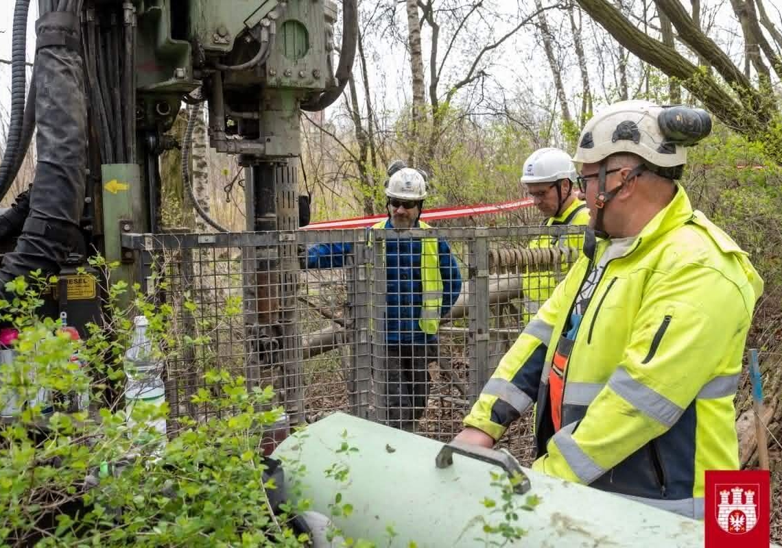 Zgierz rozpoczyna sprzątanie terenów po dawnej „Borucie”. 1500 ton nielegalnie składowanych odpadów azbestowych 1 Zgierz rozpoczyna sprzątanie terenów po dawnej „Borucie”. 1500 ton nielegalnie składowanych odpadów azbestowych
