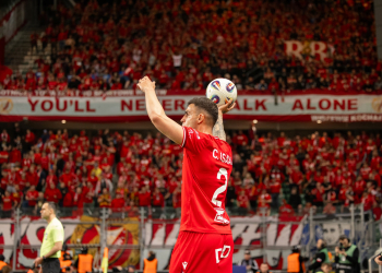 Legia – Widzew: klasyk z nazwy, antyfutbol w praktyce. Gdzie Legia nie może, tam… pomoże