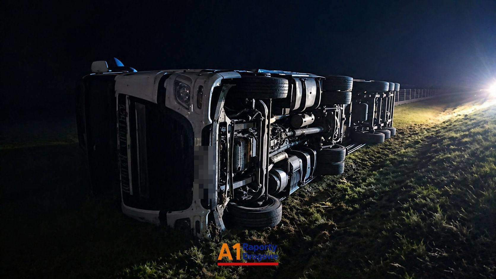 Ciężarówka wypadła z jezdni. Utrudnienia na A1 pod Łodzią