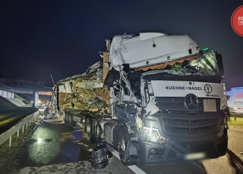 Zmiażdżona ciężarówka na A2. Na jezdnię rozsypały się kartonowe paczki