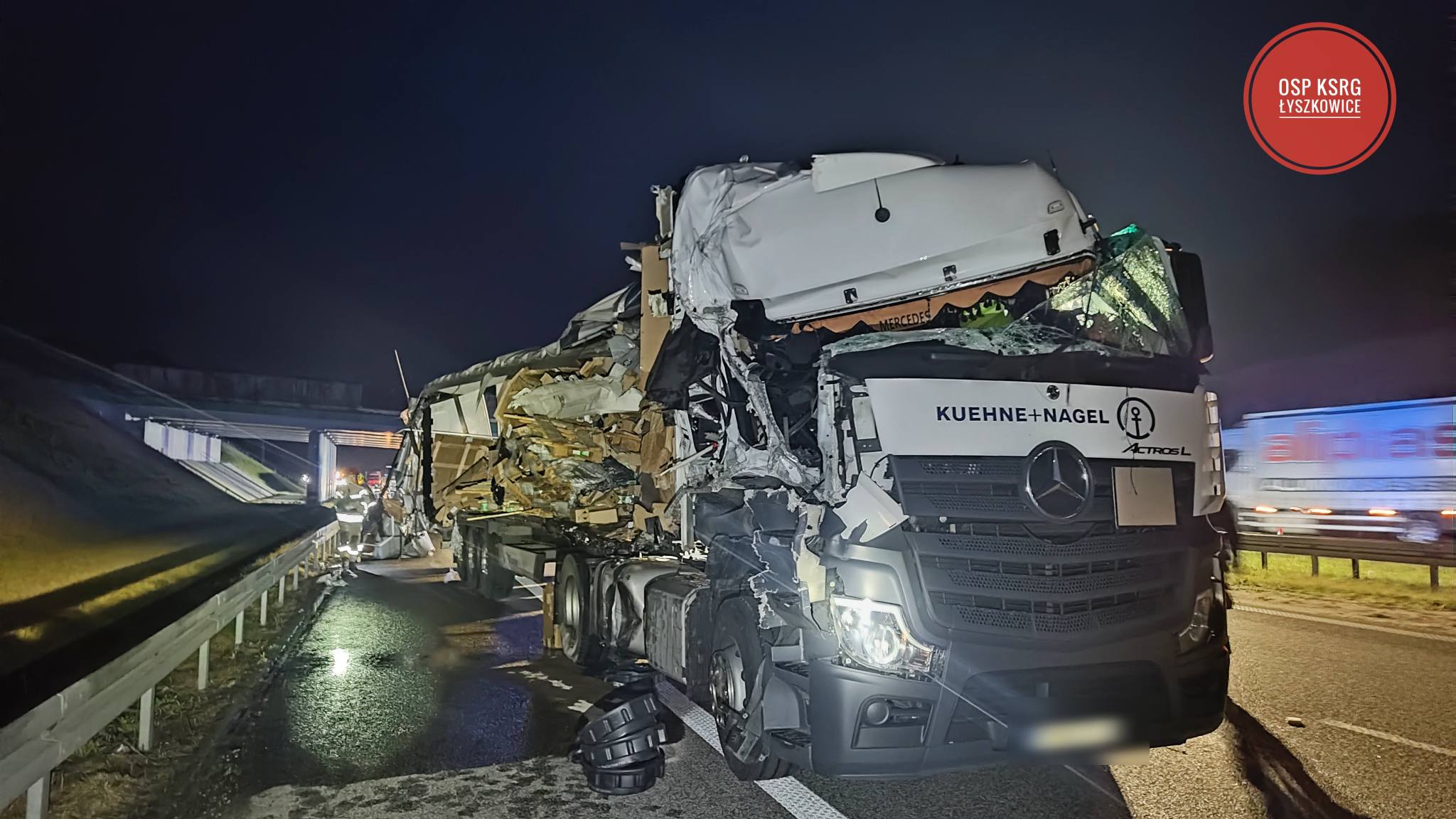 Zmiażdżona ciężarówka na A2. Na jezdnię rozsypały się kartonowe paczki