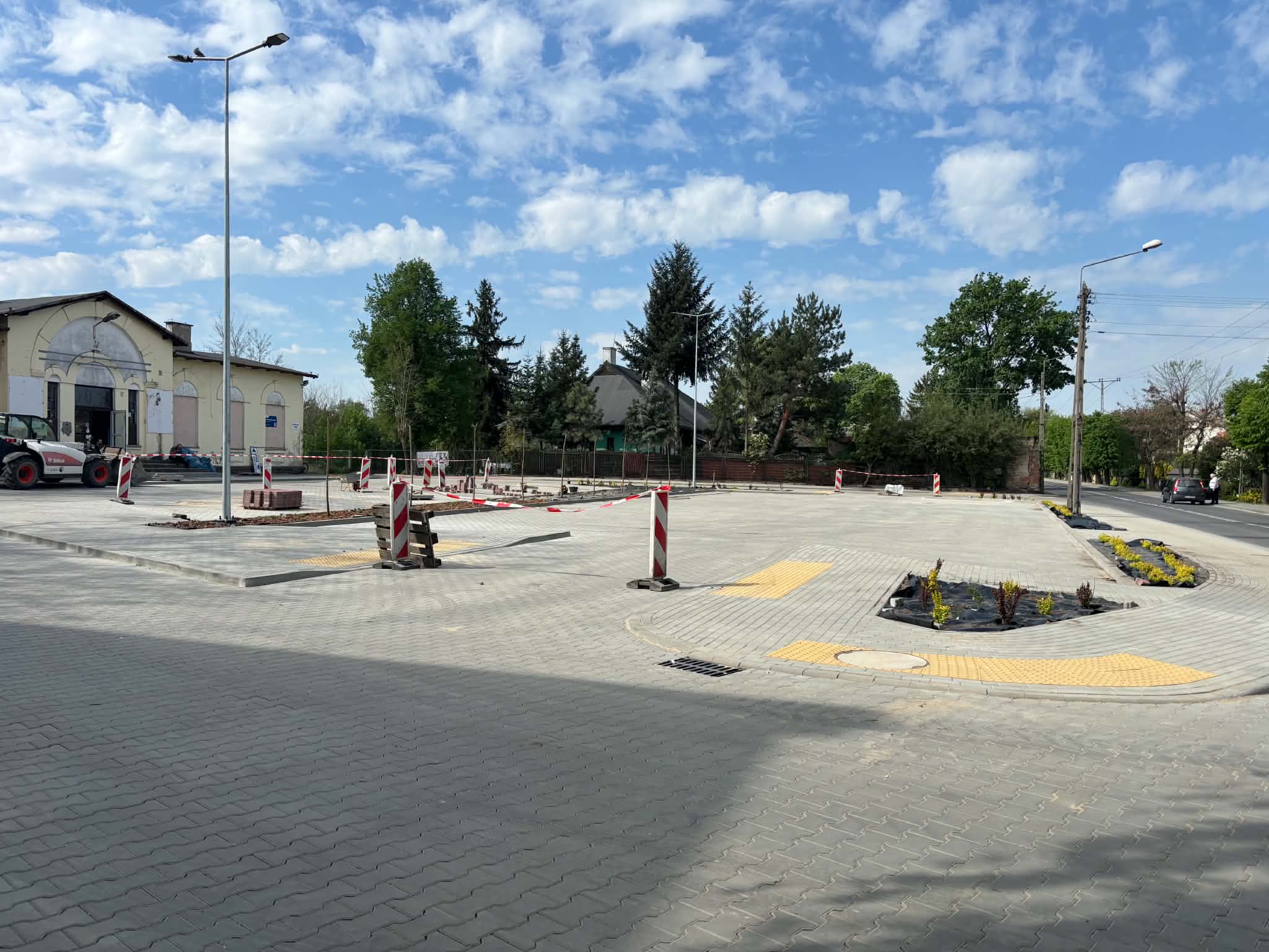 Nowy parking w Łowiczu. Przy dworcu, dla 34 samochodów 2 Nowy parking w Łowiczu. Przy dworcu, dla 34 samochodów