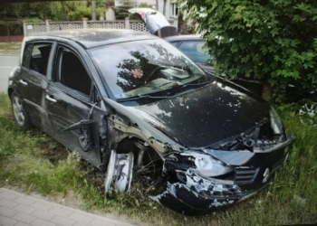 Policyjny pościg przez Zgierz i Łódź. Padły strzały, kierowca próbował potrącić policjanta