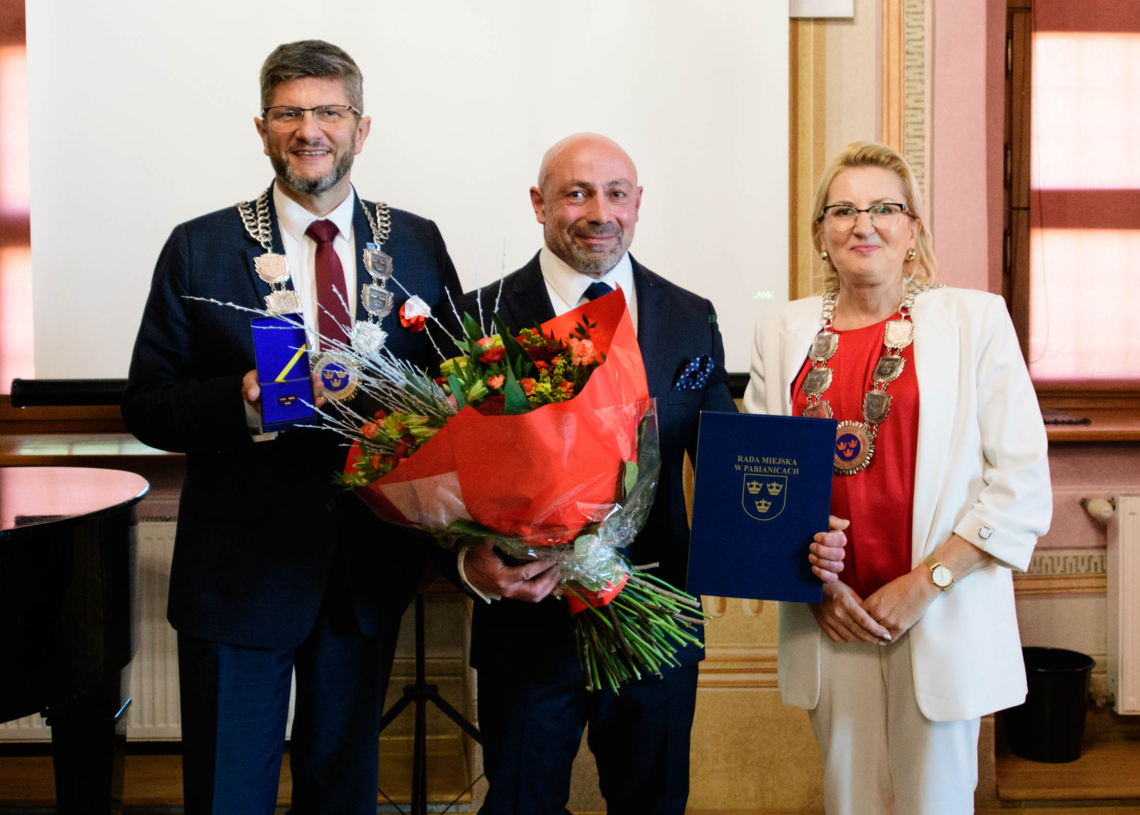 Wybitny trójboista uhonorowany. Hovhannes Yazichyan z odznaką "Zasłużony dla Miasta Pabianic" [ZDJĘCIA]