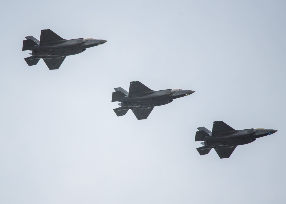 Laserem oślepił pilotów w Łasku. Niebezpieczny incydent na wojskowym lotnisku 1 Myśliwce F-35 w Łasku