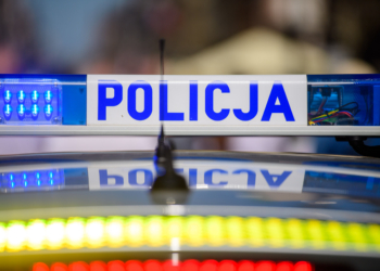 Policjanci uratowali pijanego 20-latka leżącego na torach [NAGRANIE]
