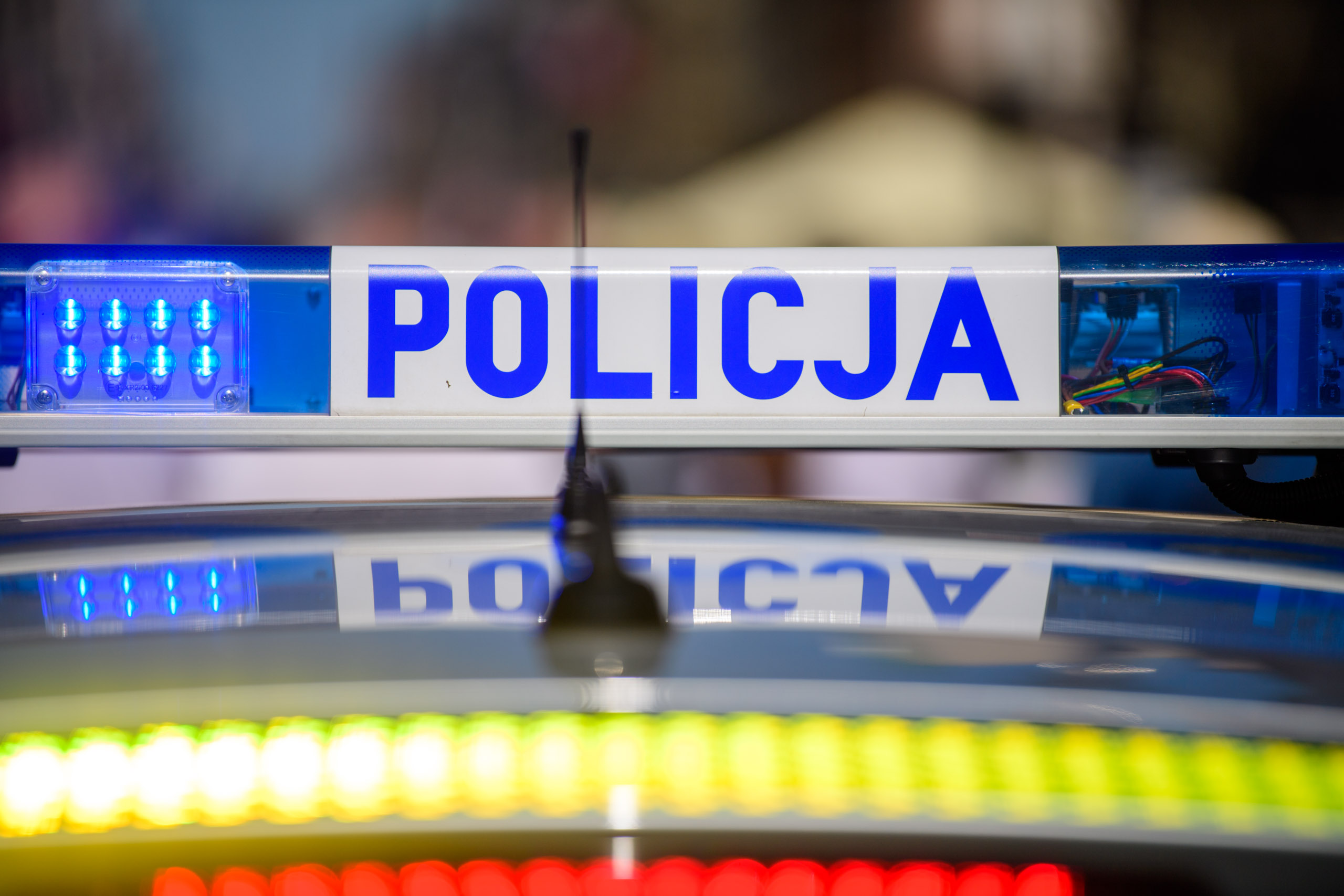 Policjanci uratowali pijanego 20-latka leżącego na torach [NAGRANIE]