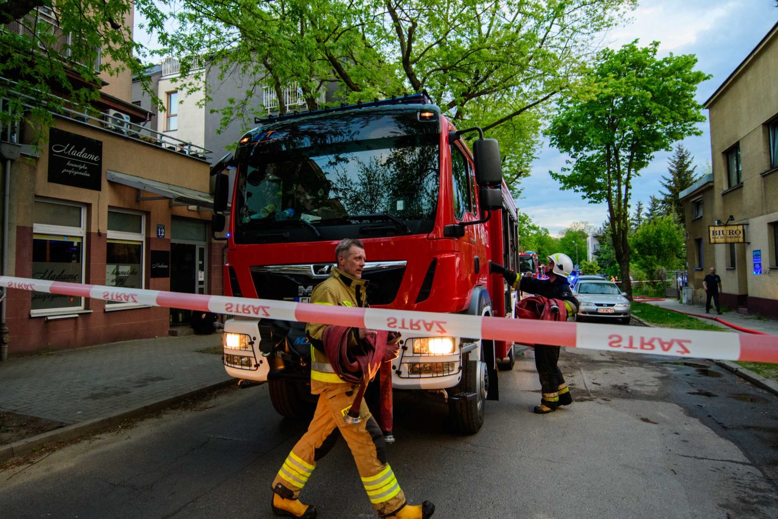 Pożar bloku w Pabianicach fot Sebastian Szwajkowski Pozar bloku w Pabianicach fot Sebastian Szwajkowski