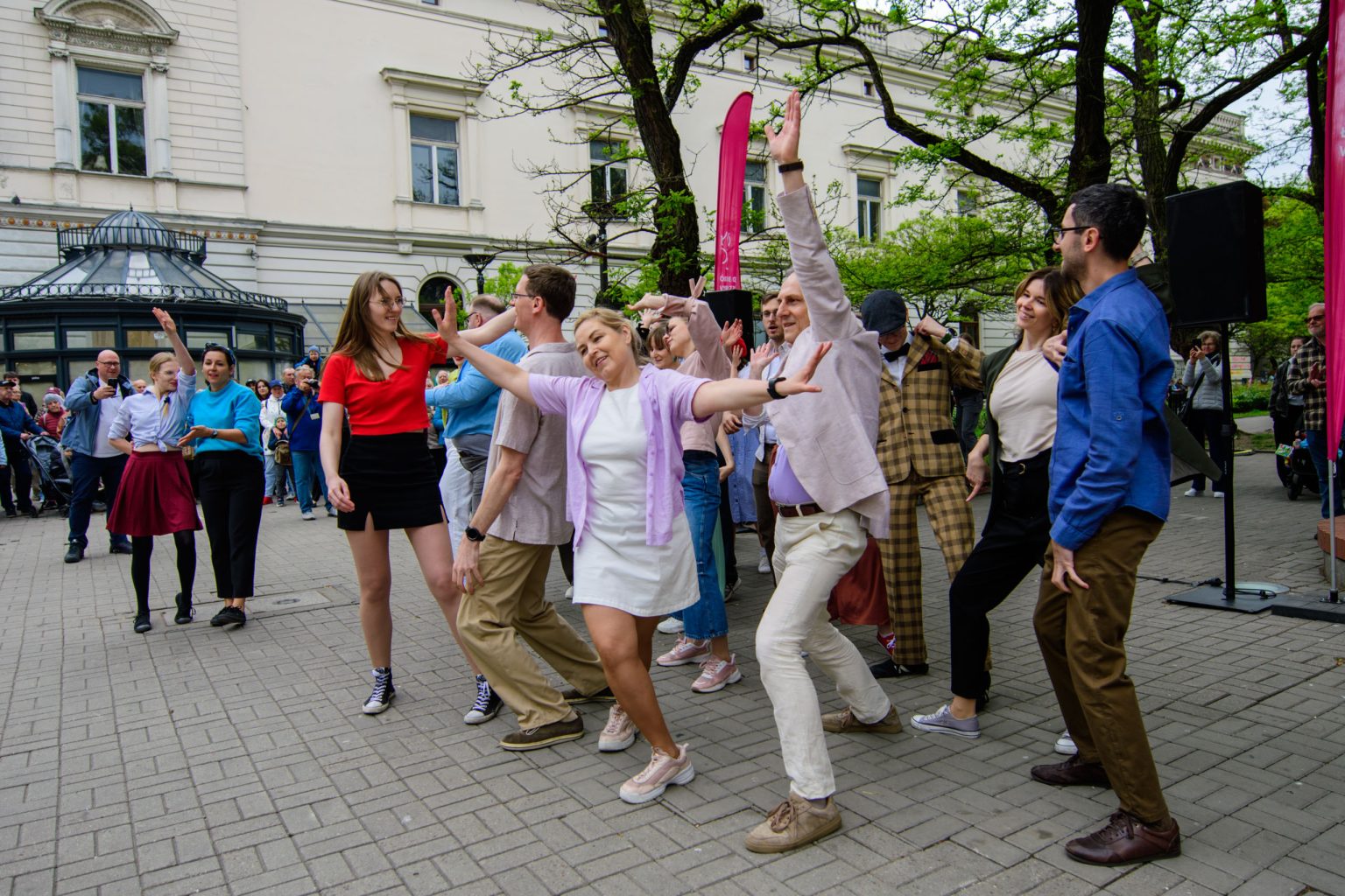 Swingowy spacer ulicą Piotrkowską 2026 fot Sebastian Szwajkowski Swingowy spacer ulica Piotrkowska 2026 fot Sebastian Szwajkowski