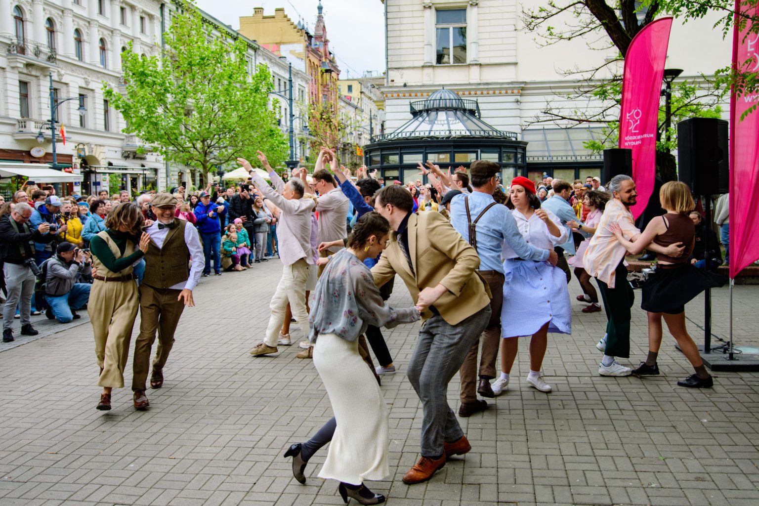 Swingowy spacer ulica Piotrkowska 2026 fot Sebastian Szwajkowski 19
