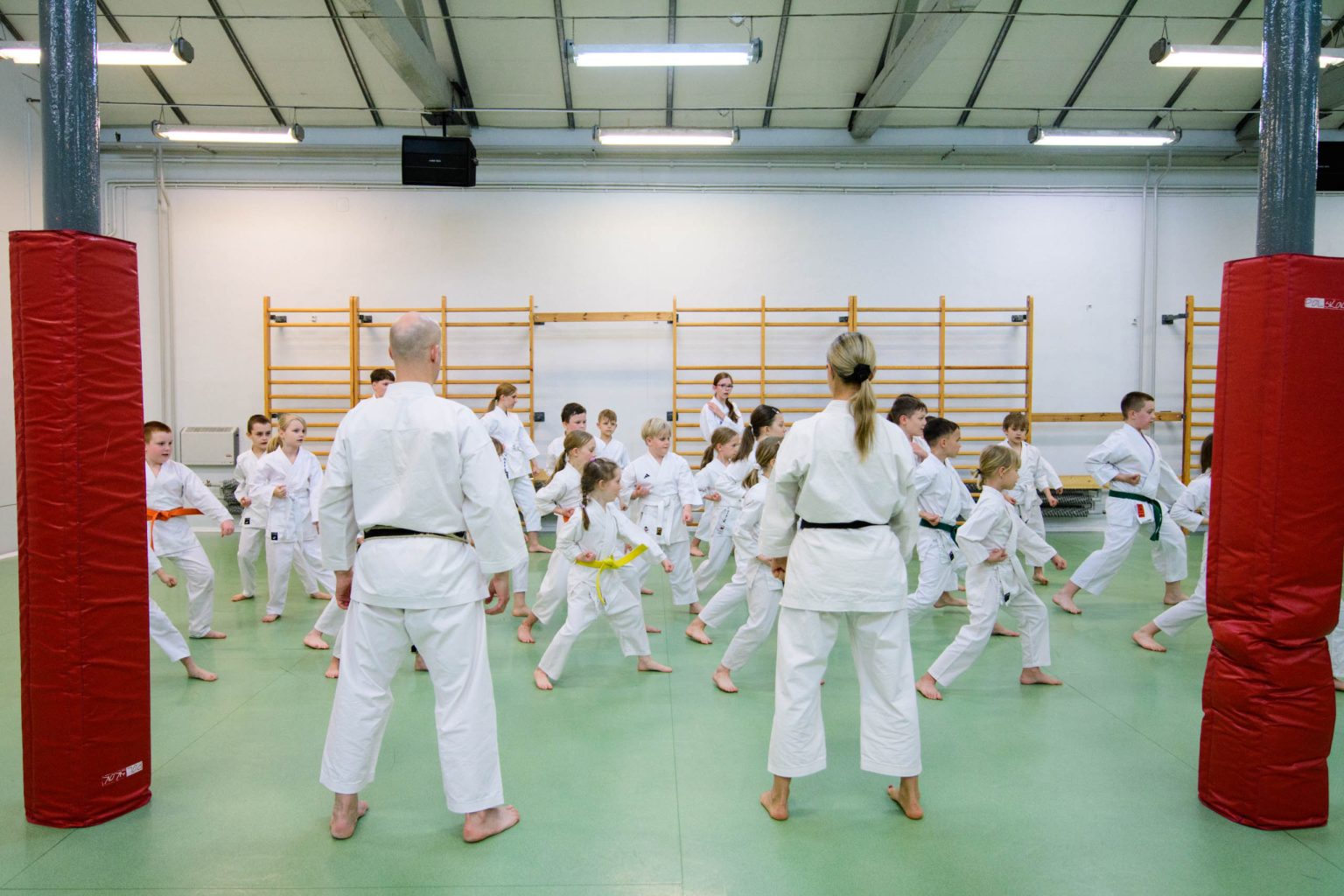 Szkola karate z Lodzi z pucharem i medalami fot Sebastian Szwajkowski